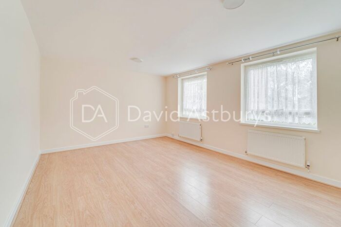 3 Bedroom Flat To Rent In High Road, Arnos Grove, London, N11