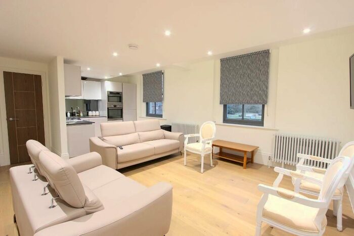 2 Bedroom Flat To Rent In Crown Drive, Farnham Royal, Slough SL2