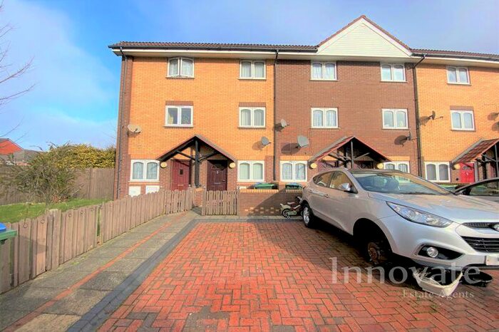 4 Bedroom Town House To Rent In Orchid Close, Smethwick, B66