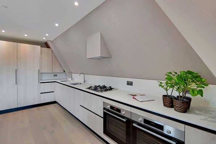 3 Bedroom Flat To Rent In Woodlands, Golders Green, London, NW11
