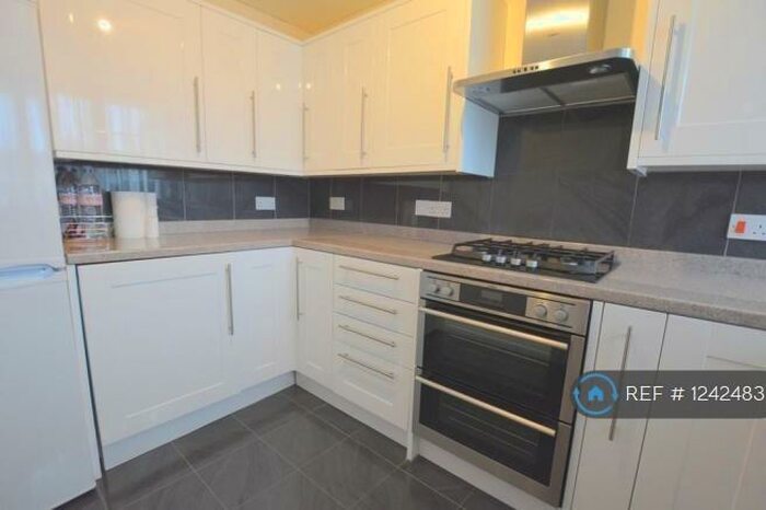 3 Bedroom Maisonette To Rent In Shoelands Court, London, NW9