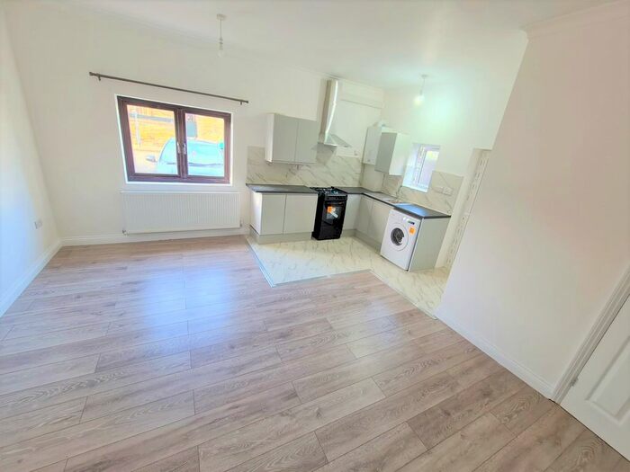 1 Bedroom Studio To Rent In Littlemoor Road, Ilford, Essex, IG1