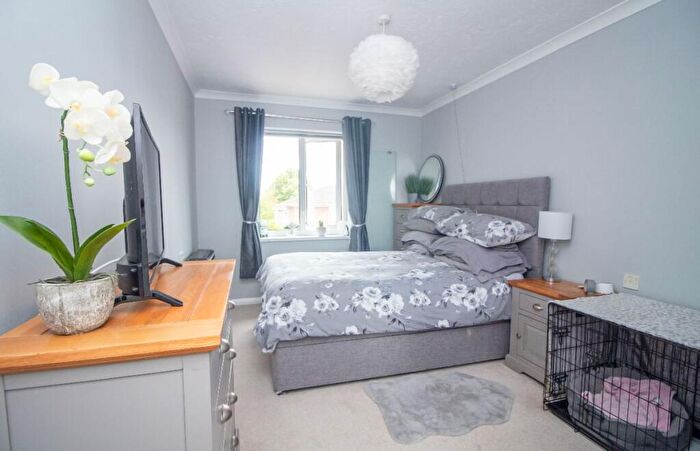 1 Bedroom Flat For Sale In Dene Court, Holman Close, Cowplain, PO8