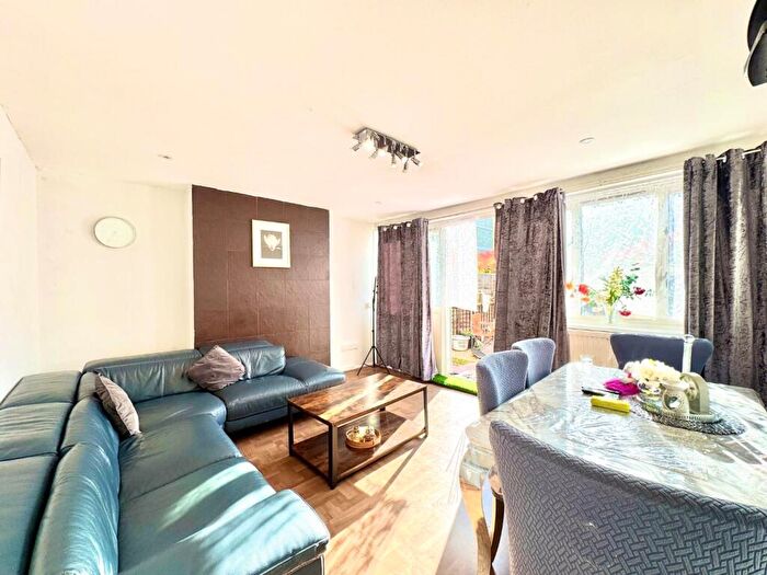 2 Bedroom Flat For Sale In Smithy Street, London, E1