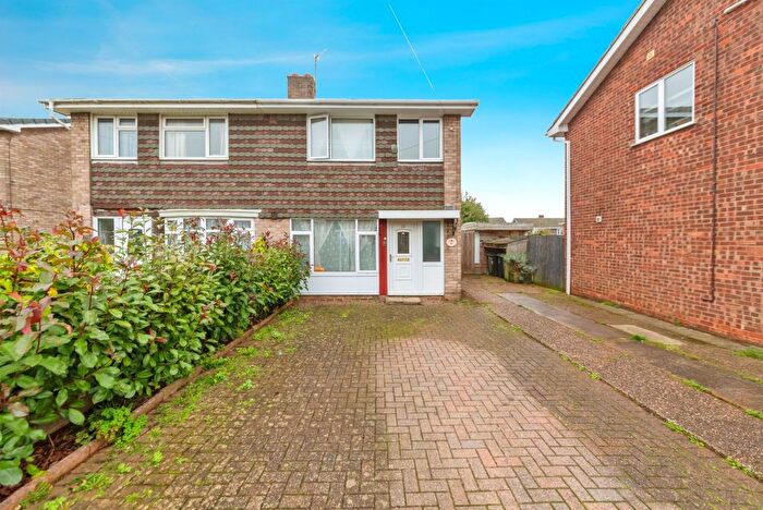 3 Bedroom Semi-Detached House For Sale In Hill View Close, Grantham, NG31