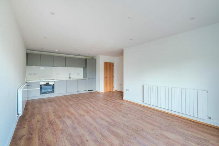 2 Bedroom Flat To Rent In Well Farm Road, Whyteleafe, CR3