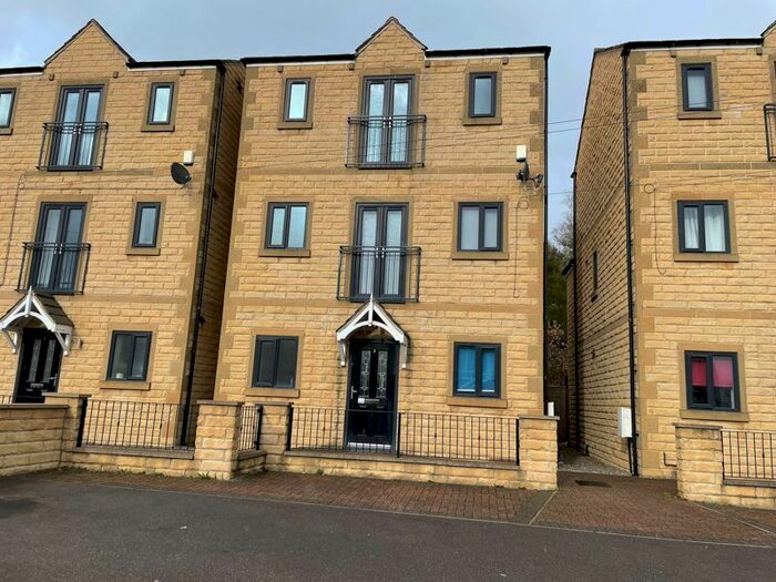 4 Bedroom Detached House To Rent In Claremount Road, Boothtown, Halifax, HX3