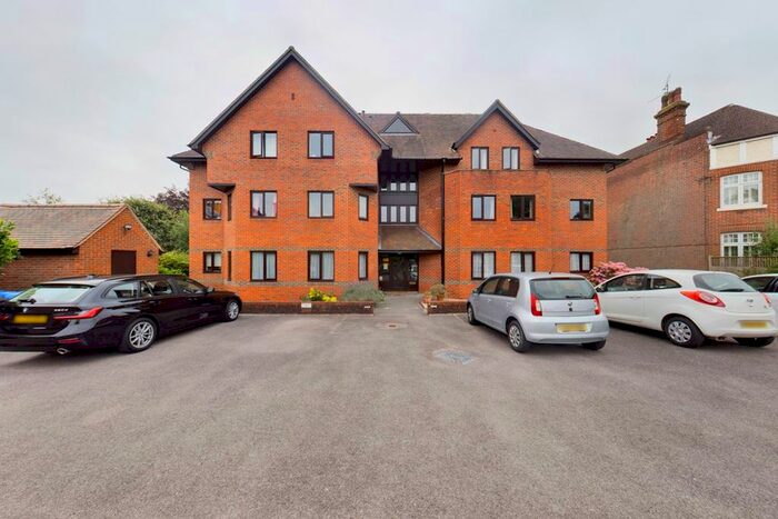 2 Bedroom Flat To Rent In Portland Road, East Grinstead, RH19