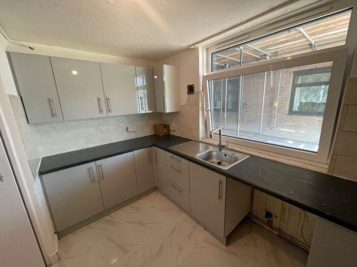 3 Bedroom Flat To Rent In North End Road, London, W14