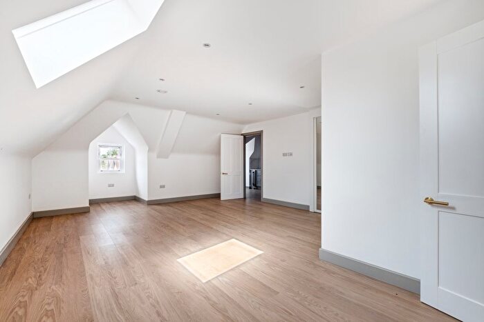 2 Bedroom Flat For Sale In Malden Road, Cheam, Sutton, SM3