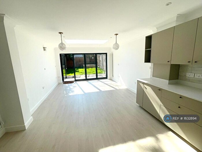 2 Bedroom Flat To Rent In Woodlands Street, London, SE13