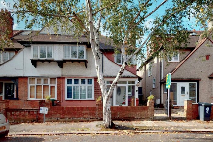 4 Bedroom Semi-Detached House To Rent In Temple Gardens, Temple Fortune, NW11