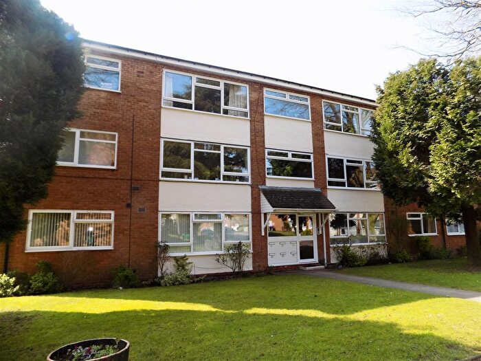 2 Bedroom Flat To Rent In Conifer Court, Moseley, Birmingham, B13