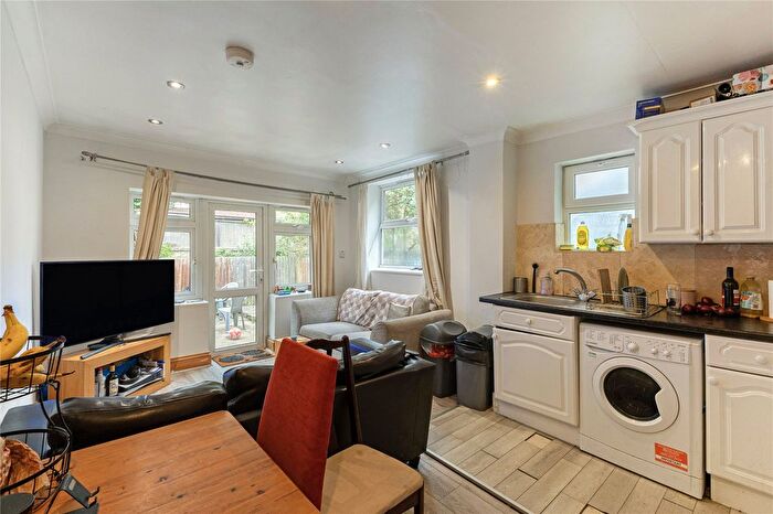 3 Bedroom Flat To Rent In Tooting Bec Road, London, SW17