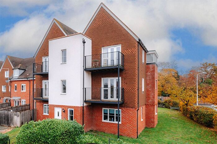 2 Bedroom Flat To Rent In Outfield Crescent, Wokingham, Berkshire, RG40