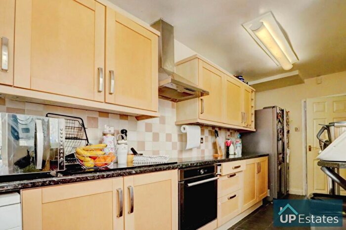3 Bedroom Semi-Detached House For Sale In St James Lane, Coventry, CV3