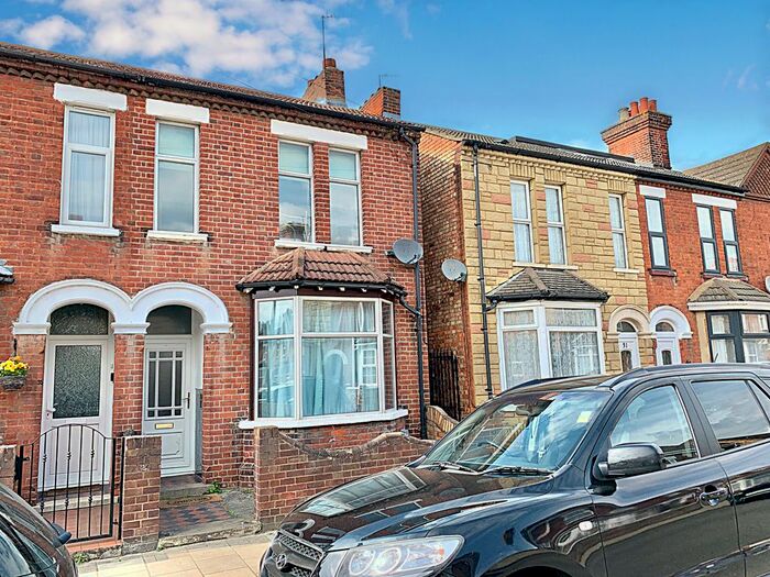 3 Bedroom End Of Terrace House To Rent In Honeyhill Road, Bedford, MK40