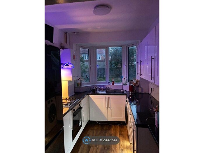 3 Bedroom Flat To Rent In Hounslow, Hounslow, TW3
