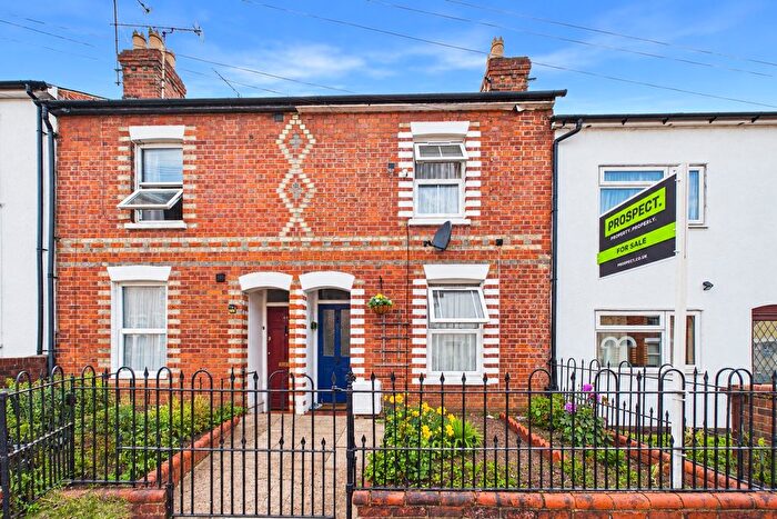 3 Bedroom Terraced House For Sale In Donnington Gardens, Reading, Berkshire, RG1