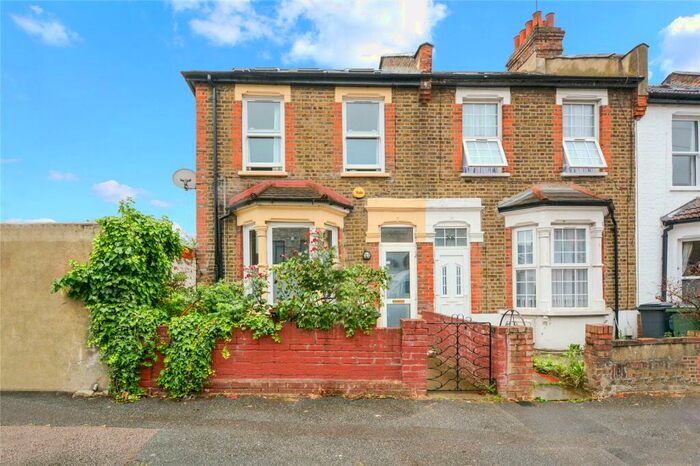 3 Bedroom End Of Terrace House To Rent In Gainsford Road, Walthamstow, London, E17