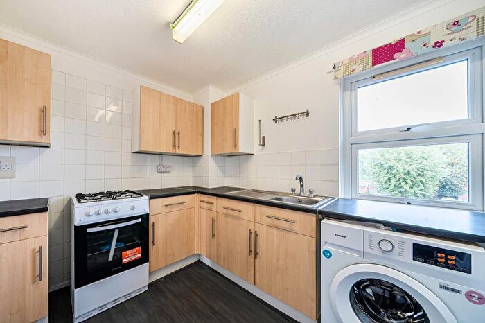 1 Bedroom Flat To Rent In Parkway, Erith, DA18