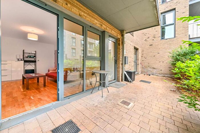 3 Bedroom Flat To Rent In Green Lanes Walk, Stoke Newington, London, N4