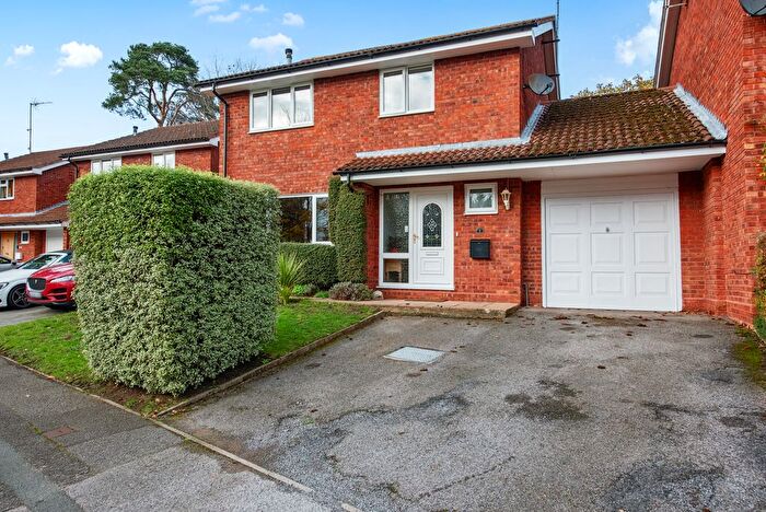 4 Bedroom Link Detached House For Sale In Squirrel Close, Sandhurst, GU47