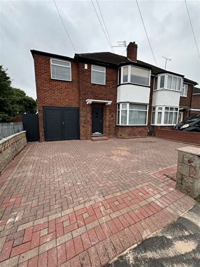 4 Bedroom Semi Detached House To Rent In Kingsway, Oldbury, B68