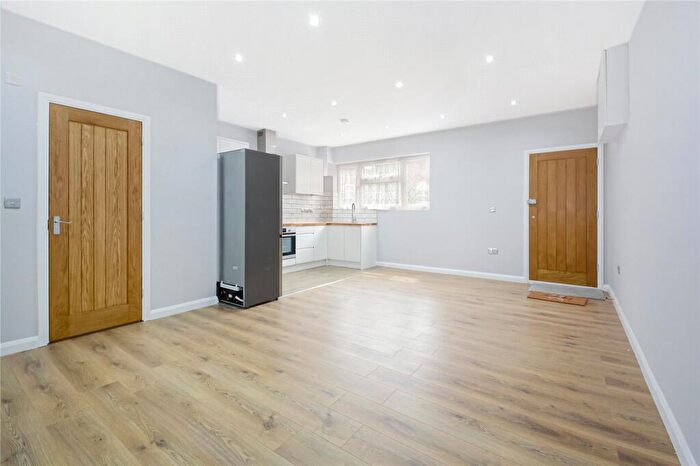 2 Bedroom Flat To Rent In High Street, London, E17