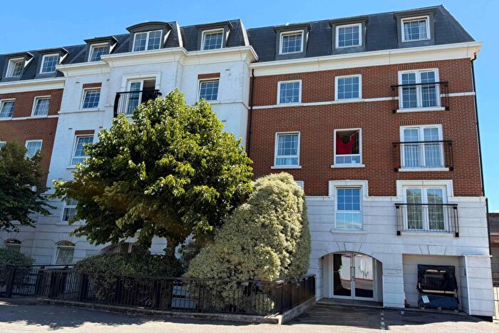 1 Bedroom Flat To Rent In Central Walk, Station Approach, Epsom, Surrey, KT19