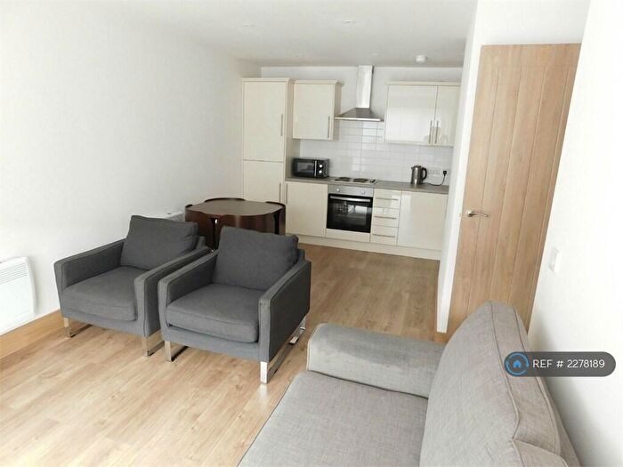 2 Bedroom Flat To Rent In Albion Mews, Manchester, M25