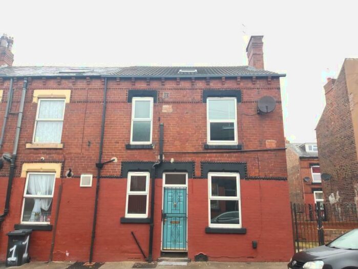2 Bedroom End Of Terrace House To Rent In Compton Place, Leeds, LS9