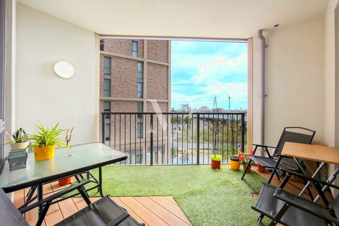 2 Bedroom Apartment To Rent In Discovery Tower, London, E16