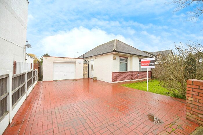 3 Bedroom Bungalow For Sale In Cross Road, Mawneys, Romford, RM7