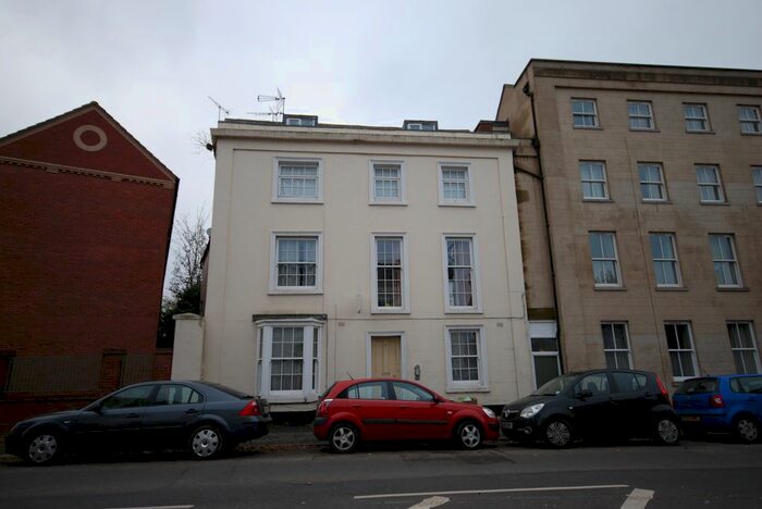 3 Bedroom Flat To Rent In Radford Road, Leamington Spa, Warwickshire, CV31