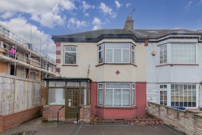 3 Bedroom Semi-Detached House To Rent In Granville Road, Finchley, N12