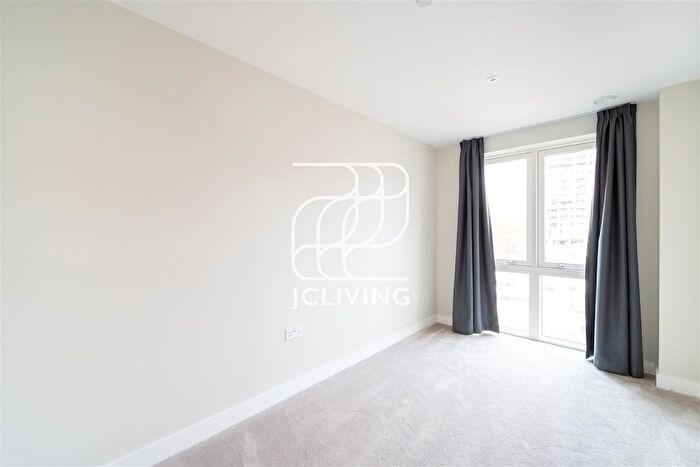 3 Bedroom Flat To Rent In Townsend Road, London, SE3