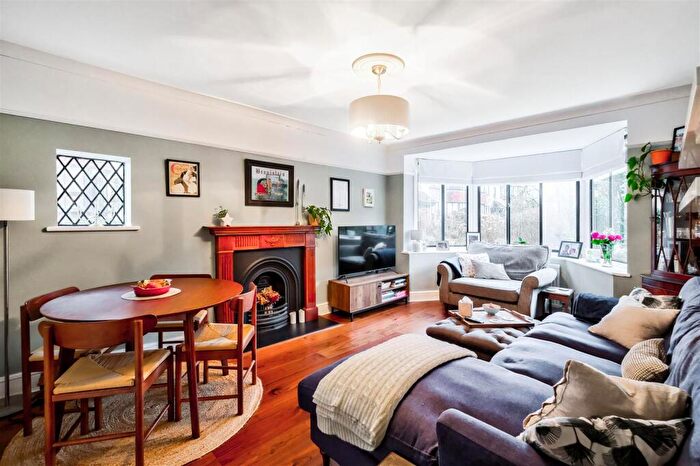 2 Bedroom Flat For Sale In Forest Court, Snaresbrook, E11
