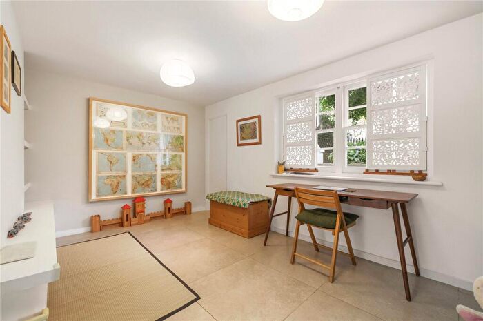 2 Bedroom House For Sale In Lawford Road, London, N1