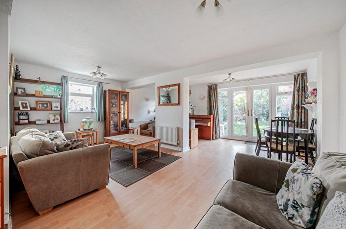 3 Bedroom Link Detached House For Sale In Upton Close, Farnborough, Hampshire, GU14