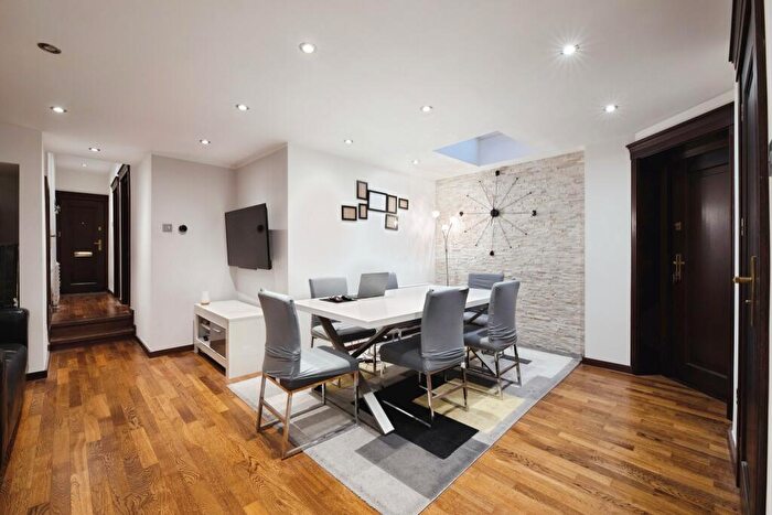 2 Bedroom Maisonette For Sale In Richmond Road, London, E11