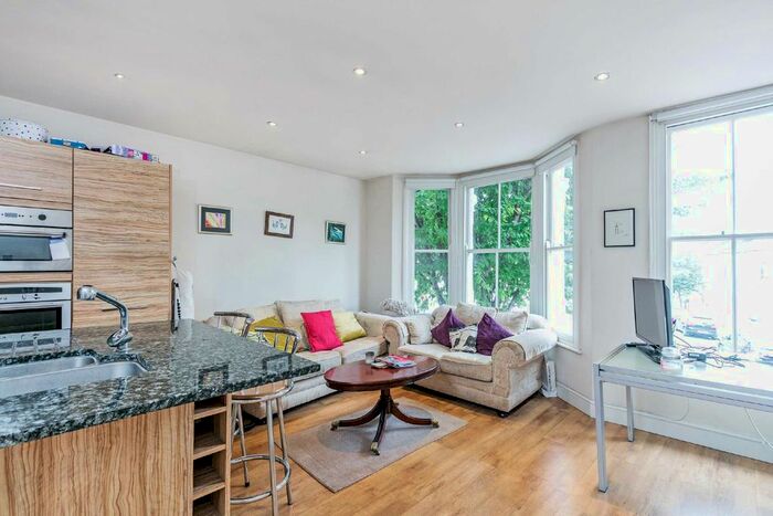 3 Bedroom Flat To Rent In Byam Street, Fulham, London, SW6