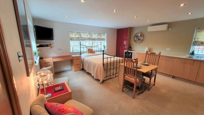 Studio To Rent In Buck Lane, London NW9