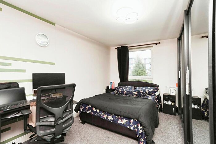 2 Bedroom Flat For Sale In Commonwealth Drive, Crawley, RH10