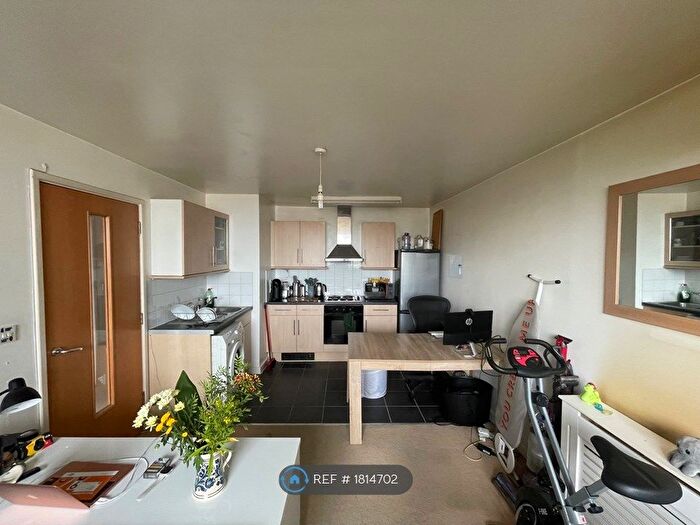 1 Bedroom Flat To Rent In Courtenay House, London, SW2