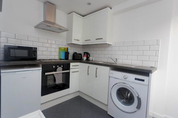 1 Bedroom Flat To Rent In Bayswater Place, Leeds, LS8