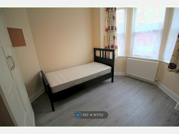 Studio To Rent In Cedar Road, London, NW2