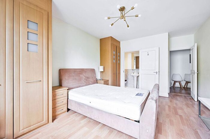 3 Bedroom Flat To Rent In Collingham Place, South Kensington, London, SW5