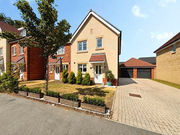 3 Bedroom Semi-Detached House For Sale In Hurst Avenue, Blackwater, Camberley, Hampshire, GU17