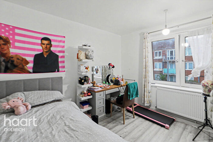 2 Bedroom Flat For Sale In Garnies Close, London, SE15